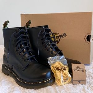 Dr. Martens - 1460 Women’s Smooth Leather Lace up